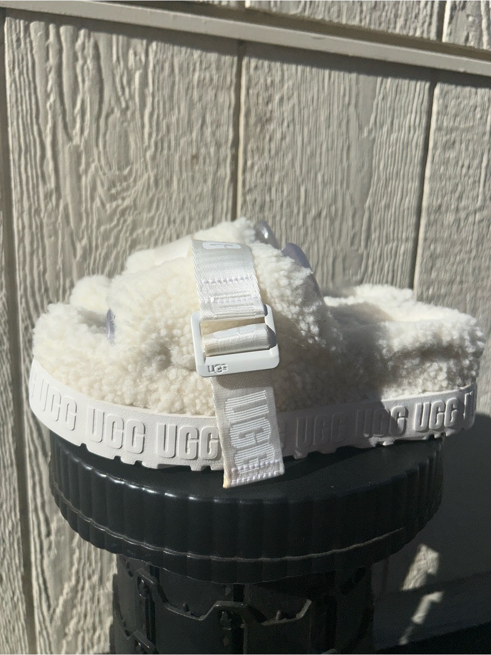 UGG - Fluffita Slide White
Shearling Platform Sandals Sz
6